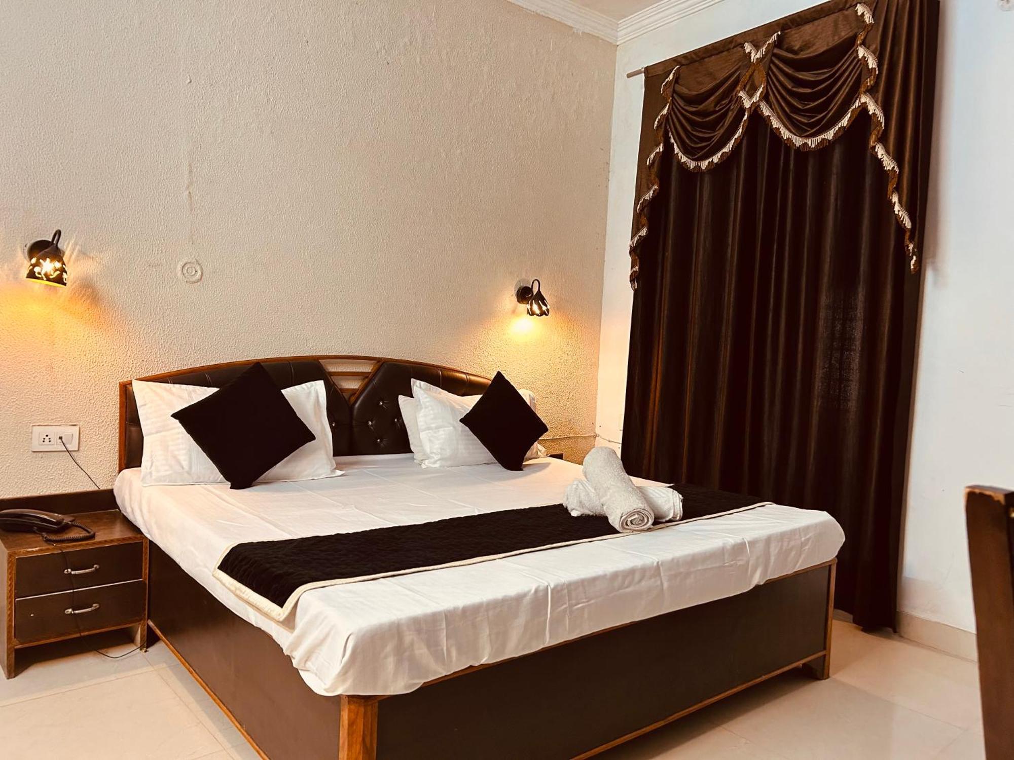 The For You Hotel & Restaurant Ришикеш Экстерьер фото
