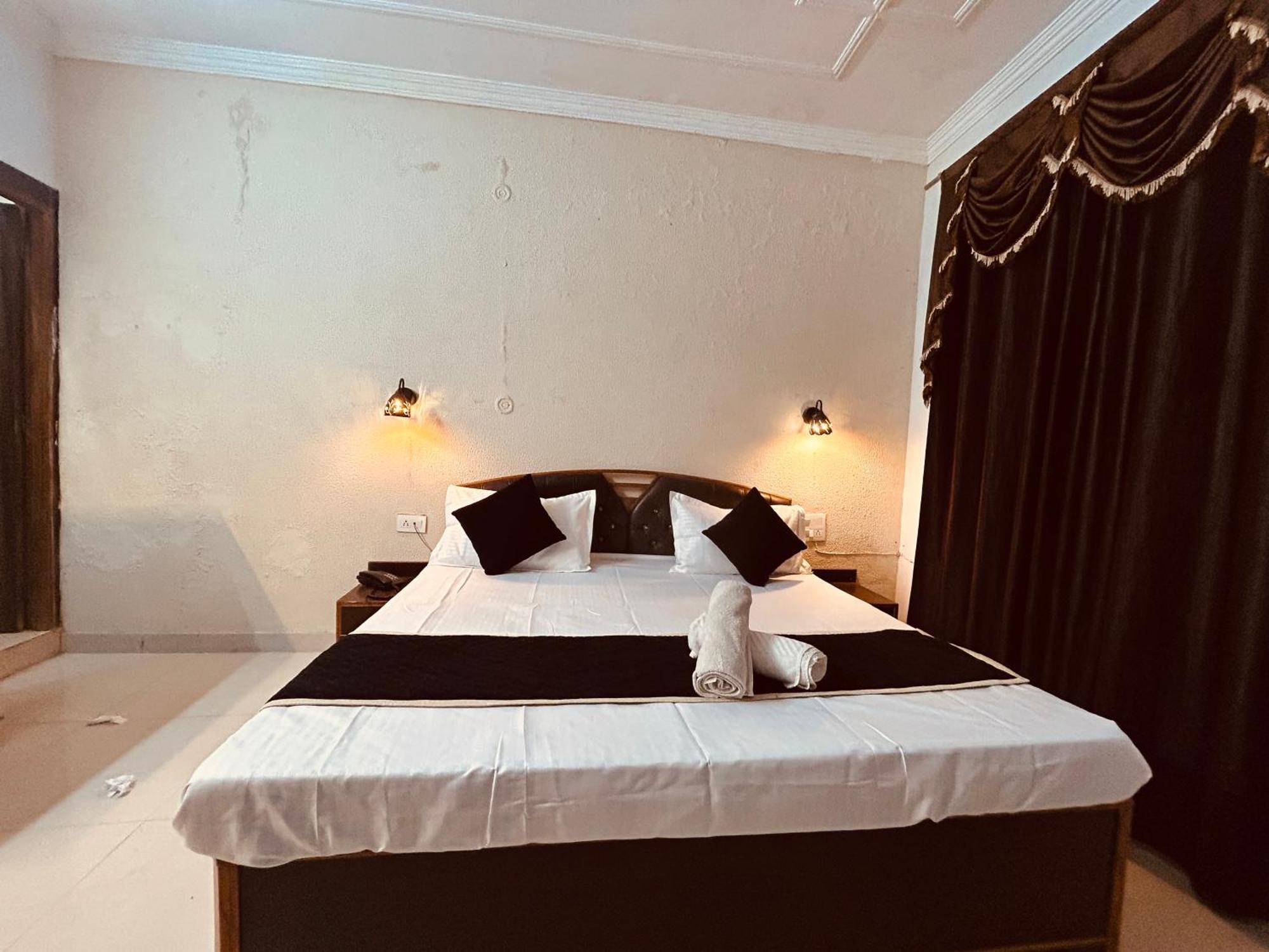 The For You Hotel & Restaurant Ришикеш Экстерьер фото